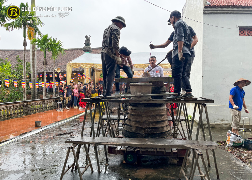đúc chuông đồng 200kg cho chùa từ châu, thanh oai