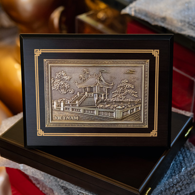 Hộp Quà Tặng Tranh Chùa Một Cột Bằng Đồng Ốp Gỗ Màu Trầm Cổ