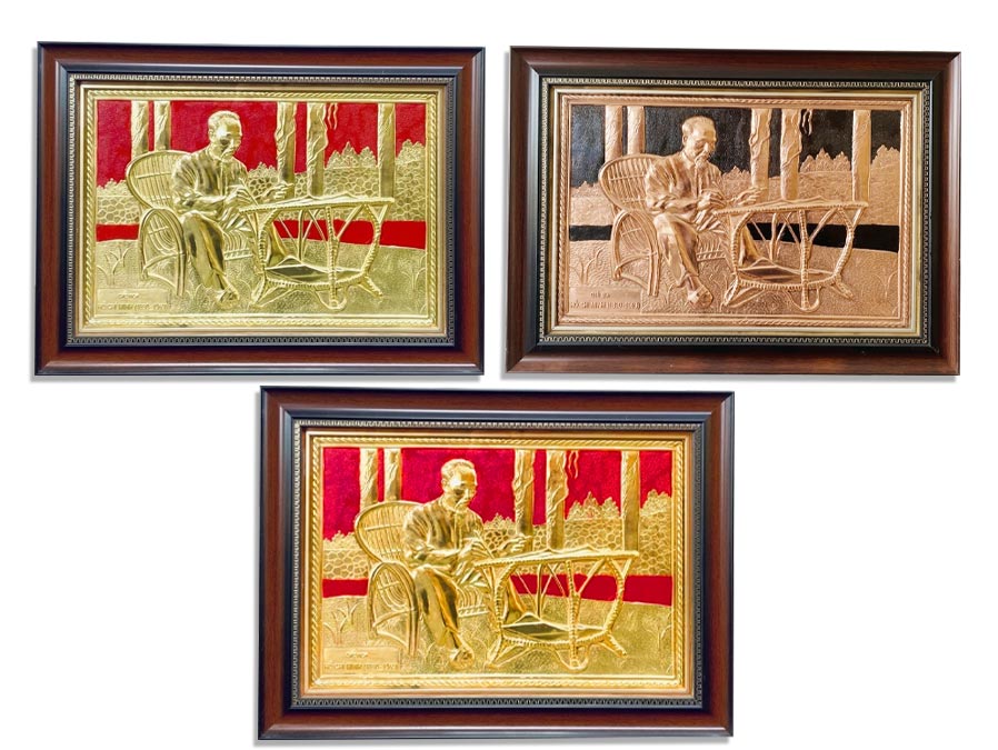 Quà tặng tranh Bác Hồ ngồi ghế mây làm việc bằng đồng khổ ngang 40cm x 55cm