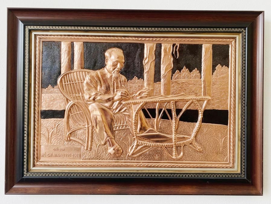 Quà tặng tranh Bác Hồ ngồi ghế mây làm việc bằng đồng khổ ngang 40cm x 55cm