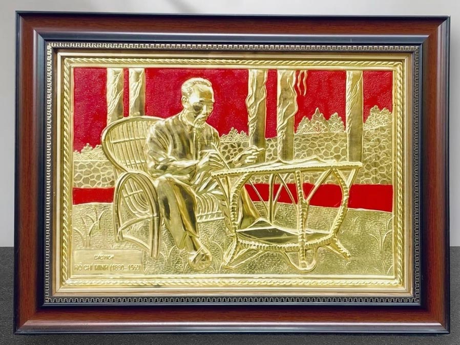 Quà tặng tranh Bác Hồ ngồi ghế mây làm việc bằng đồng khổ ngang 40cm x 55cm