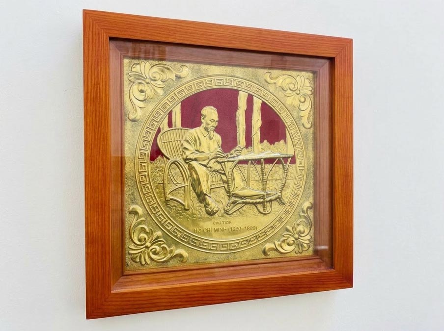 Tranh Bác Hồ ngồi làm việc bằng đồng vàng khổ vuông 38cm