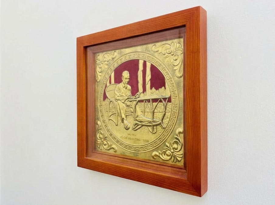 Tranh Bác Hồ ngồi làm việc bằng đồng vàng khổ vuông 38cm