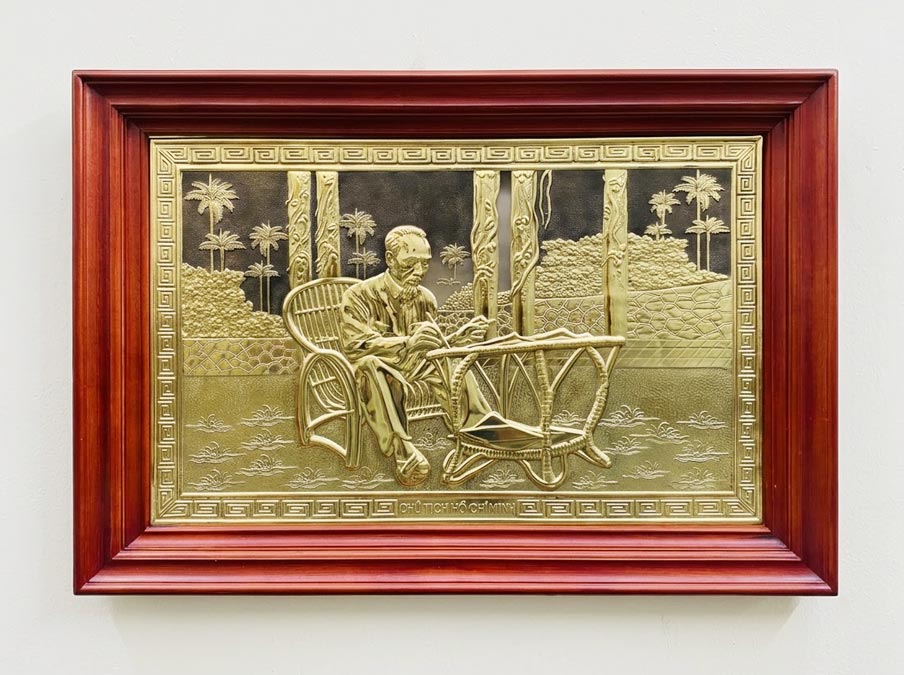 Quà tặng Tranh Bác Hồ ngồi ghế mây làm việc bằng đồng khổ 61cm x 88cm