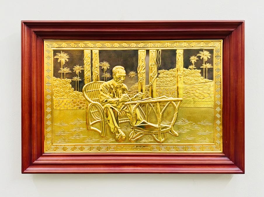 Quà tặng Tranh Bác Hồ ngồi ghế mây làm việc bằng đồng khổ 61cm x 88cm