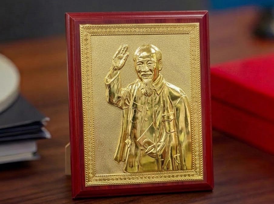 Tranh chân dung Bác Hồ vẫy tay chào bừng đồng dát vàng kt 20x25