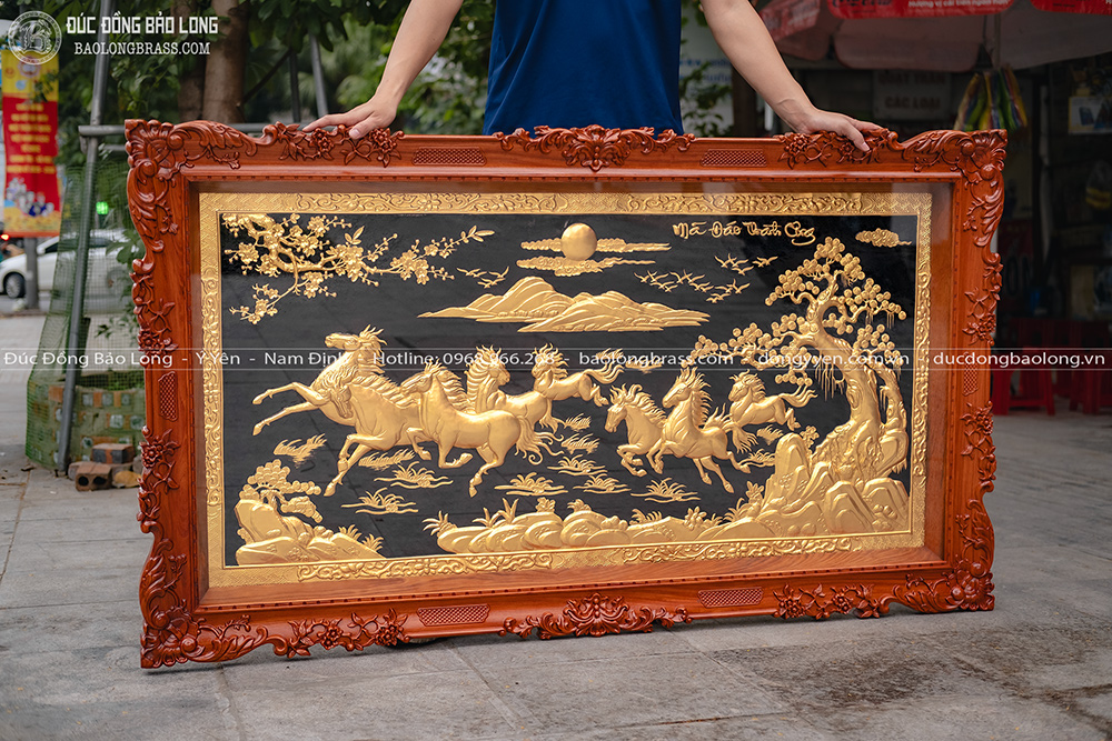 tranh Bát Mã bằng đồng dát vàng 24k khung gỗ gõ đỏ khổ 1m6 x 92cm