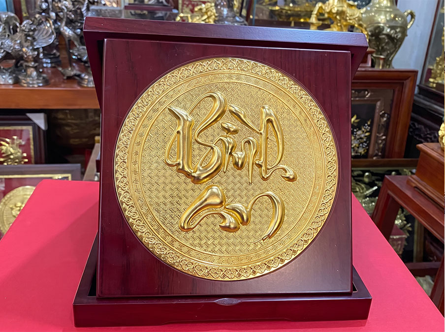 Hộp quà tặng tranh chữ Bình An bằng đồng dát vàng vuông 23cm