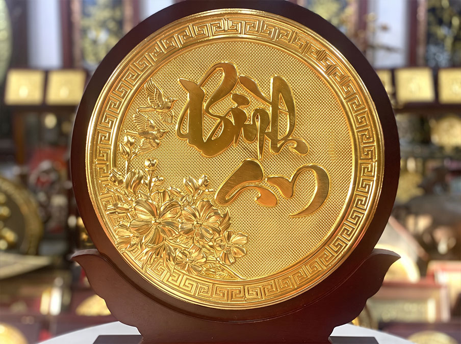 Tranh tròn chữ Bình An bằng đồng dát vàng dạng để bàn