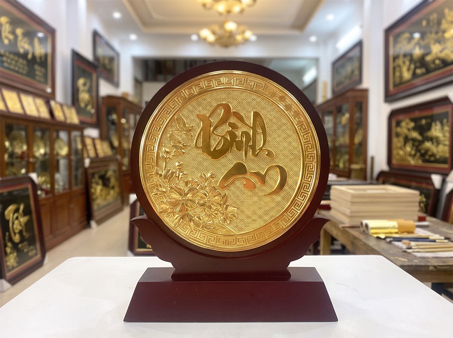 Tranh tròn chữ Bình An bằng đồng dát vàng dạng để bàn