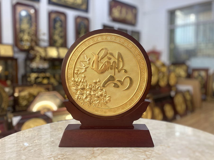 Tranh tròn chữ Bình An bằng đồng dát vàng dạng để bàn