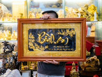 Tranh Chữ Bình An Thư Pháp Bằng Đồng Dát Vàng Khung Gỗ Gõ Khổ 50cm x 80cm