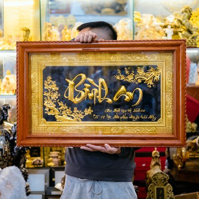 Tranh Chữ Bình An Bằng Đồng Dát Vàng Khổ 50cm x 80cm Khung Gỗ Gõ Đỏ