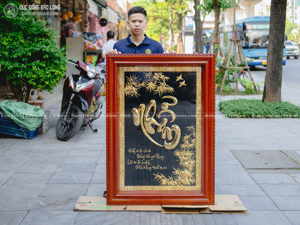 tranh chữ Nhẫn thư pháp bằng đồng mạ vàng 24k khung gỗ gõ đỏ khổ 1m27 x 89cm