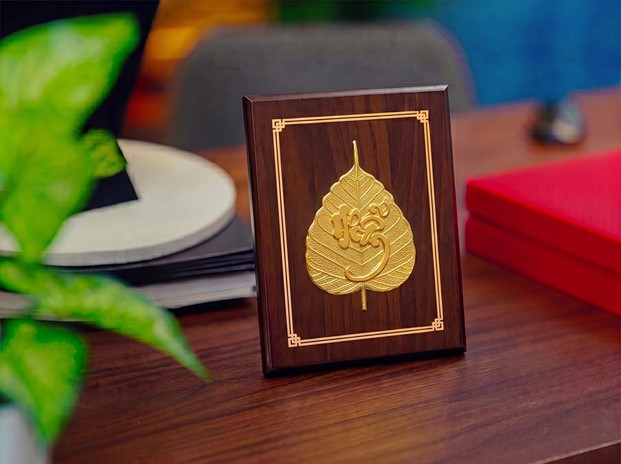 Tranh Để Bàn Chữ Nhẫn Lá Đề Bằng Đồng Dát Vàng Khổ Dọc 17cm x 22cm