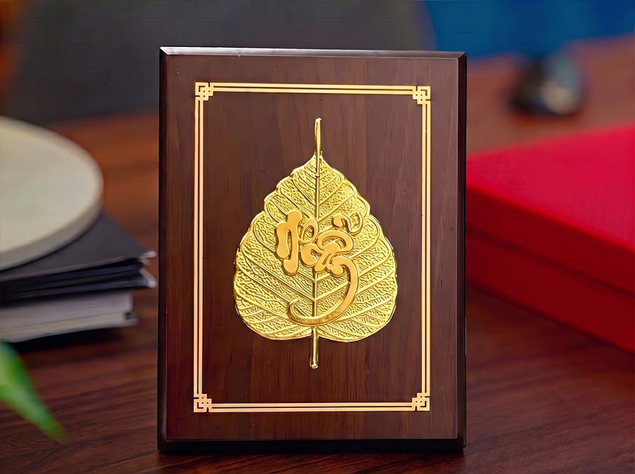 Tranh Để Bàn Chữ Nhẫn Lá Đề Bằng Đồng Dát Vàng Khổ Dọc 17cm x 22cm