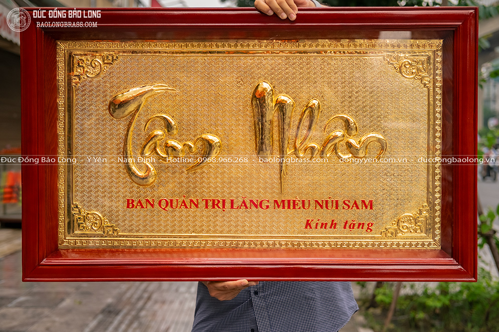 tranh chữ Tâm Nhân bằng đồng mạ vàng 24k khung gỗ 1m x 60cm