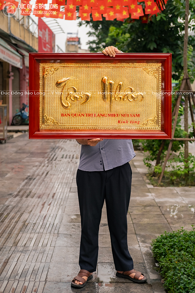 tranh chữ Tâm Nhân bằng đồng mạ vàng 24k khung gỗ 1m x 60cm