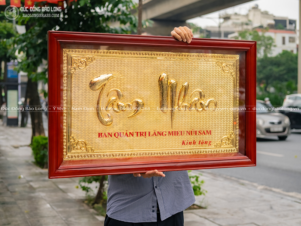 tranh chữ Tâm Nhân bằng đồng mạ vàng 24k khung gỗ 1m x 60cm