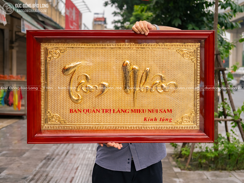 tranh chữ Tâm Nhân bằng đồng mạ vàng 24k khung gỗ 1m x 60cm