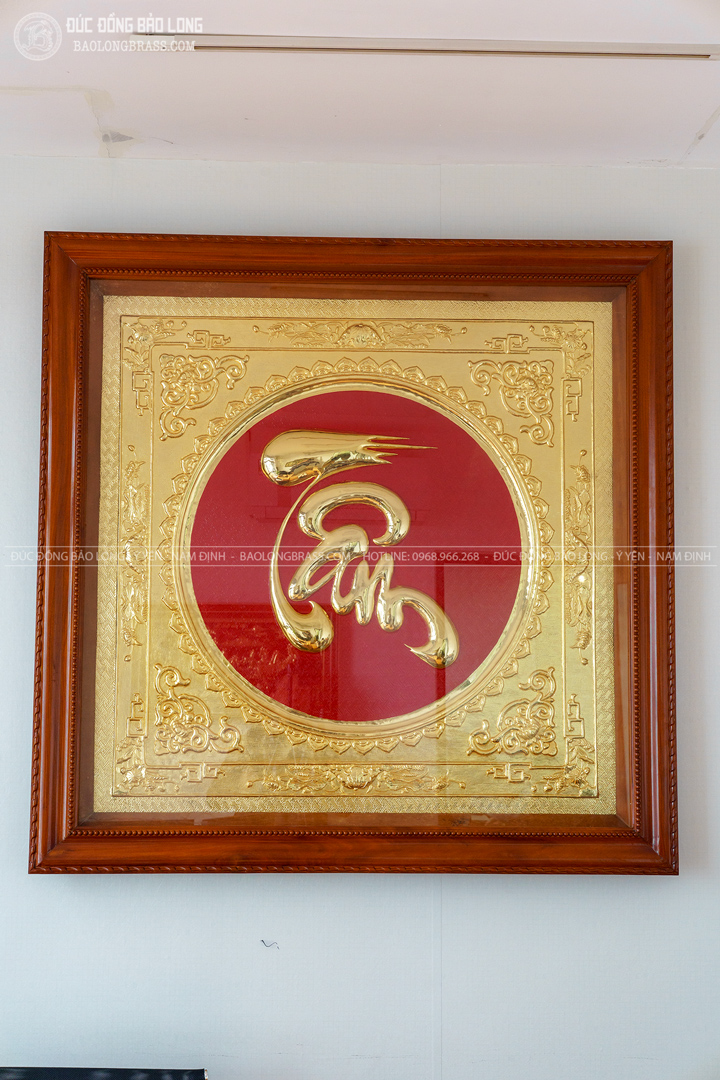 Tranh Chữ Tâm Bằng Đồng Mạ Vàng 24K Khung Gỗ Gõ Đỏ Pachy Khổ 1m25 x 1m25