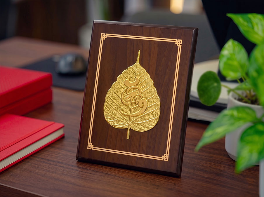 Tranh Để Bàn Chữ Tâm Lá Đề Bằng Đồng Dát Vàng Khổ Dọc 17cm x 22cm