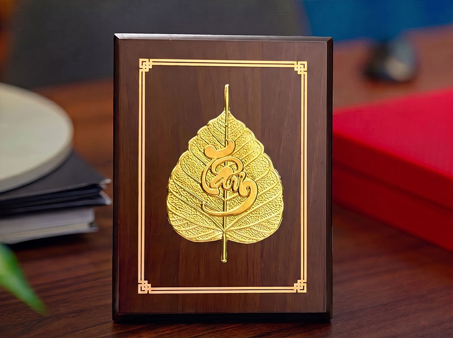 Tranh Để Bàn Chữ Tâm Lá Đề Bằng Đồng Dát Vàng Khổ Dọc 17cm x 22cm