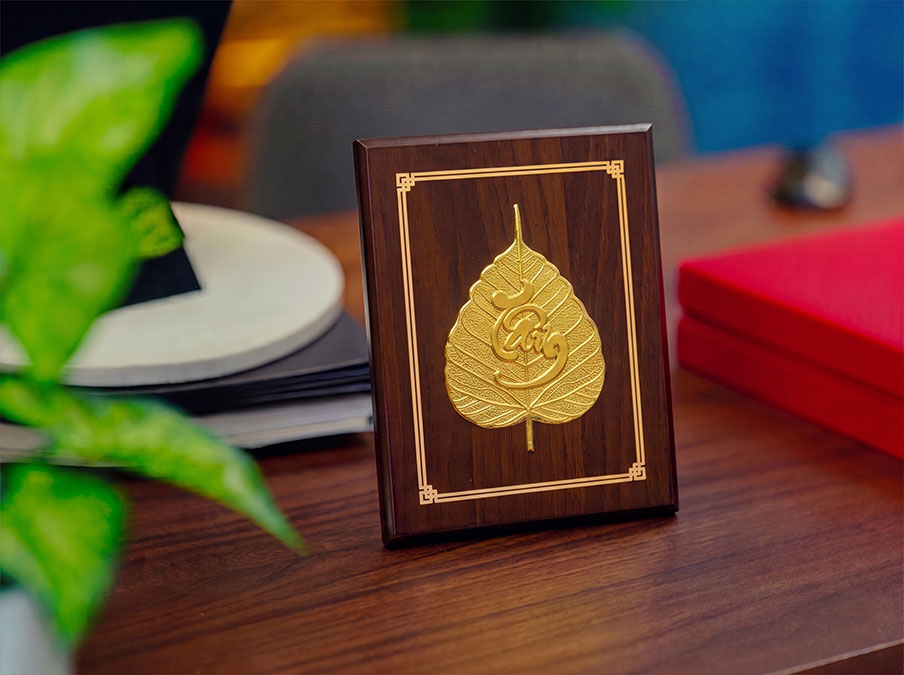 Tranh Để Bàn Chữ Tâm Lá Đề Bằng Đồng Dát Vàng Khổ Dọc 17cm x 22cm