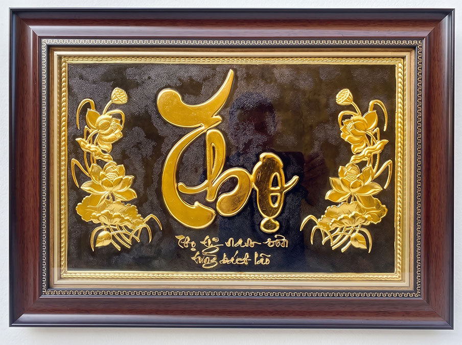 Tranh Chữ Thọ Hoa Sen Bằng Đồng Dát Vàng Khổ 40cm x 55cm
