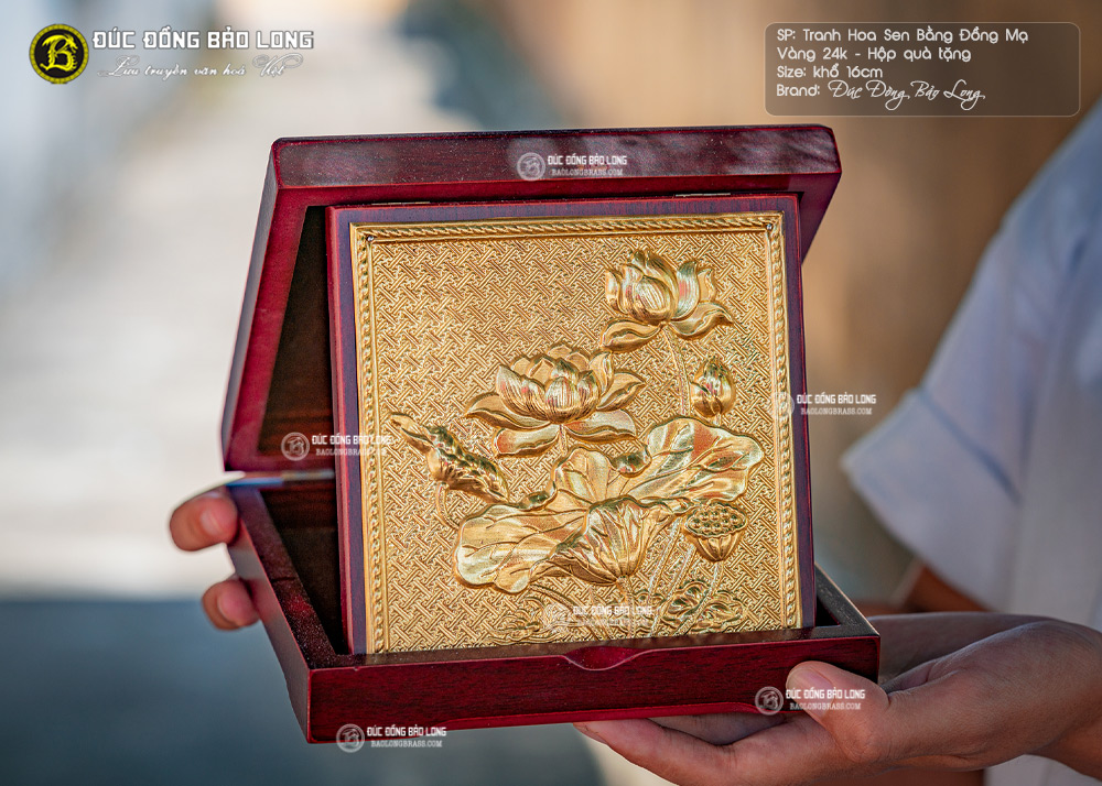 tranh hoa sen bằng đồng mạ vàng hộp quà tặng cao 16cm