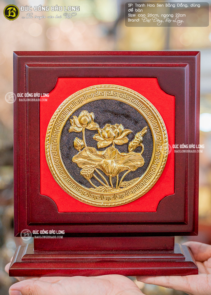 tranh hoa sen bằng đồng để bàn nền đỏ cao 26cm