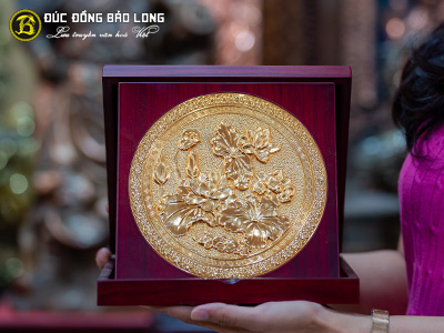 Hộp Quà Tặng Tranh Hoa Sen Bằng Đồng Mạ Vàng 24k KT 23cm