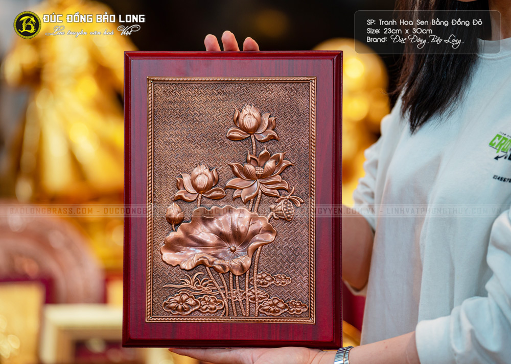 tranh hoa sen bằng đồng đỏ khung gỗ 23cm x 30cm