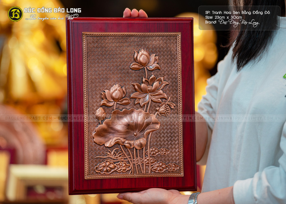 tranh hoa sen bằng đồng đỏ khung gỗ 23cm x 30cm