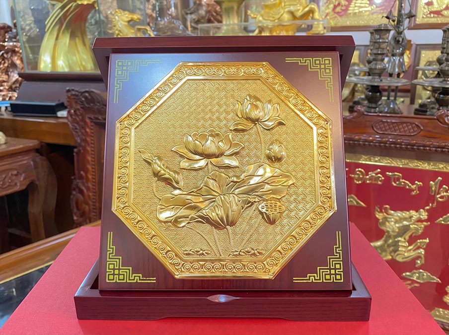 Quà Tặng Hộp Tranh Hoa Sen (mẫu lục giác) Bằng Đồng Dát Vàng Khổ Vuông 23cm