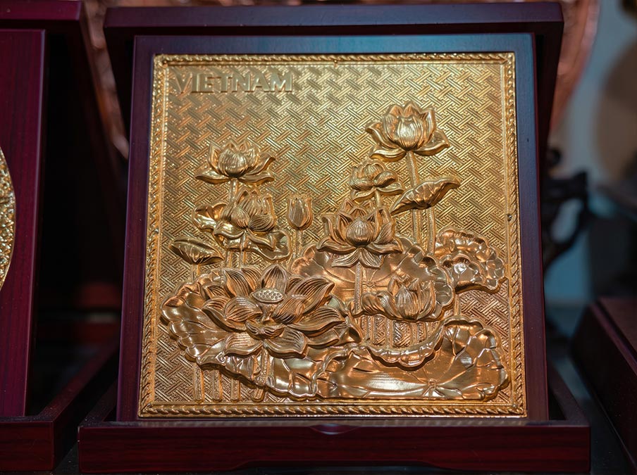 Quà Tặng Hộp Tranh Hoa Sen (mẫu vuông) Bằng Đồng Dát Vàng Khổ Vuông 23cm