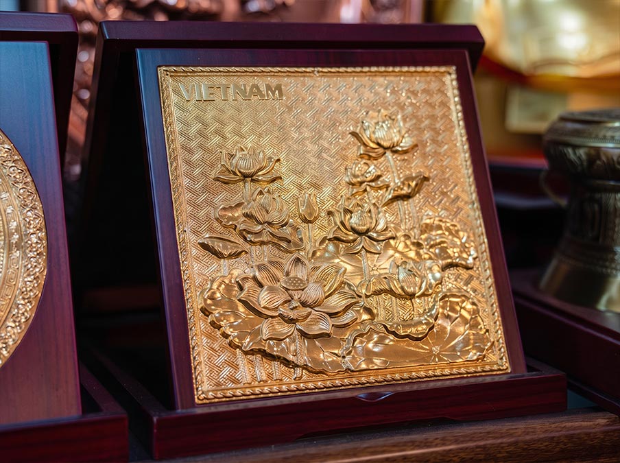 Quà Tặng Hộp Tranh Hoa Sen (mẫu vuông) Bằng Đồng Dát Vàng Khổ Vuông 23cm