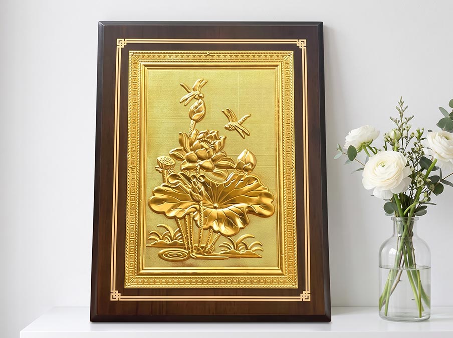Tranh để bàn hoa sen bằng đồng khổ dọc 26cm x 34cm