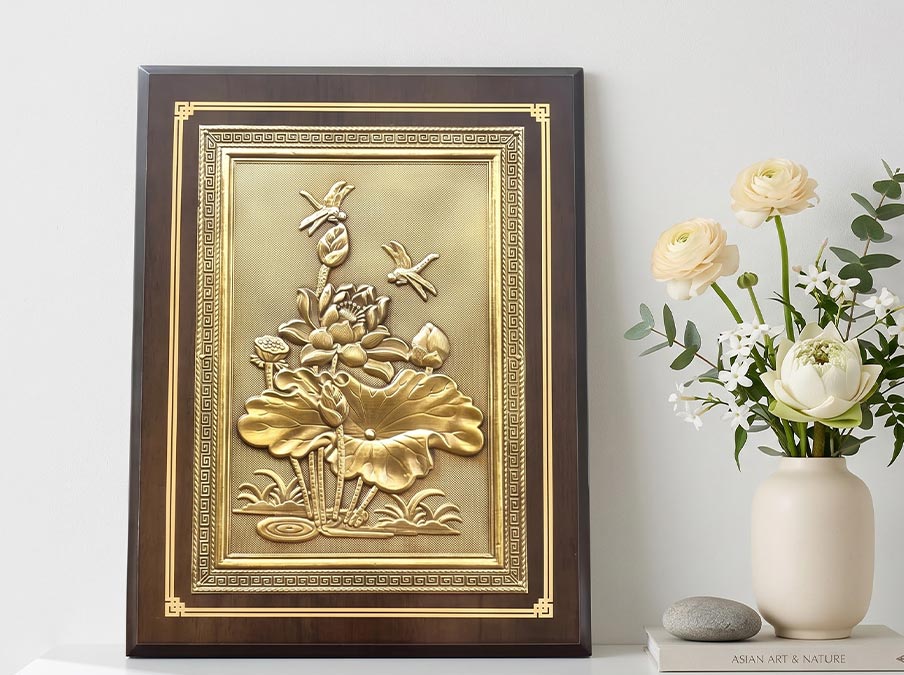 Tranh để bàn hoa sen bằng đồng khổ dọc 26cm x 34cm