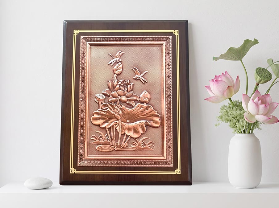 Tranh để bàn hoa sen bằng đồng khổ dọc 26cm x 34cm