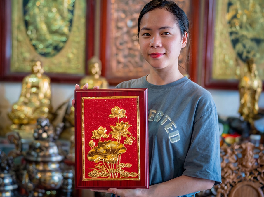 Tranh hoa sen bằng đồng dát vàng khổ dọc 23cm x 32cm