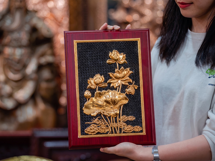 Tranh hoa sen bằng đồng dát vàng khổ dọc 23cm x 32cm