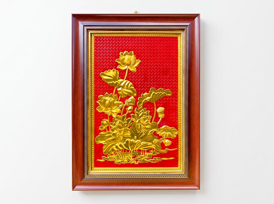 Tranh Hoa Sen bằng đồng dát vàng khổ dọc 40cm x 55cm