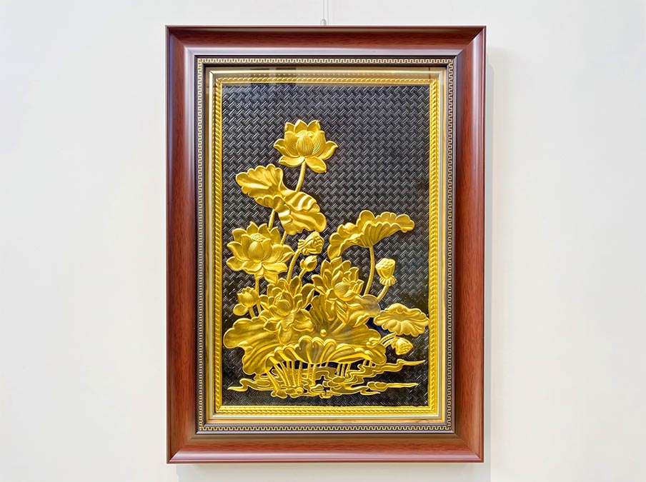 Tranh Hoa Sen bằng đồng dát vàng khổ dọc 40cm x 55cm