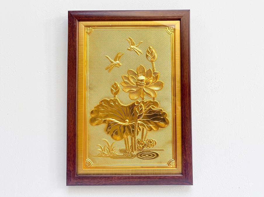 Tranh Hoa Sen Bằng Đồng Dát Vàng Khổ Dọc 24cm x 34cm