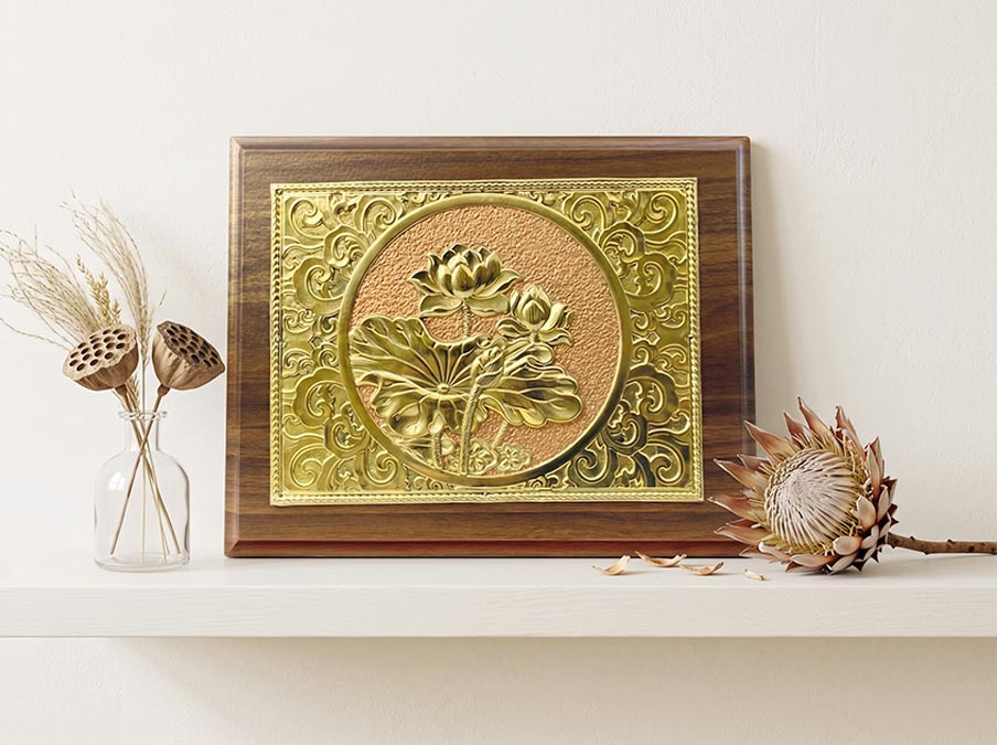 Tranh hoa sen để bàn bằng đồng khổ ngang kt 20x25cm