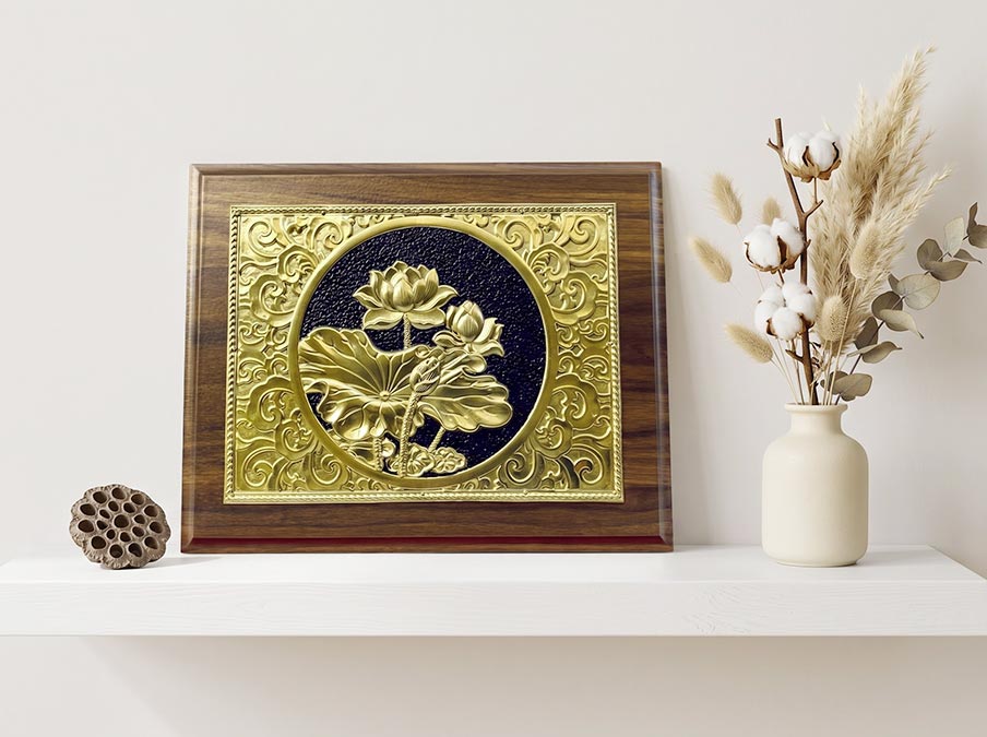 Tranh hoa sen để bàn bằng đồng khổ ngang kt 20x25cm