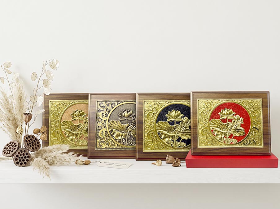 Tranh hoa sen để bàn bằng đồng khổ ngang kt 20x25cm