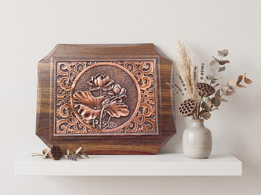 Tranh hoa sen để bàn bằng đồng khổ ngang khung cách điệu kt 20x25cm