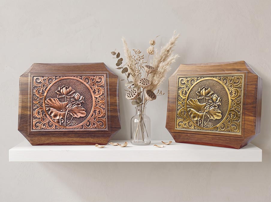 Tranh hoa sen để bàn bằng đồng khổ ngang khung cách điệu kt 20x25cm